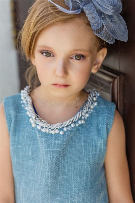 Belle Jeune Fille Dans La Pose De Robe De Vintage Photo Stock Image