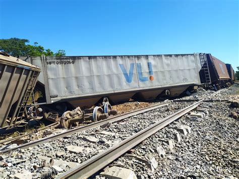 Trem De Carga Sai Dos Trilhos E Acaba Tombando Em Trecho Da Ferrovia