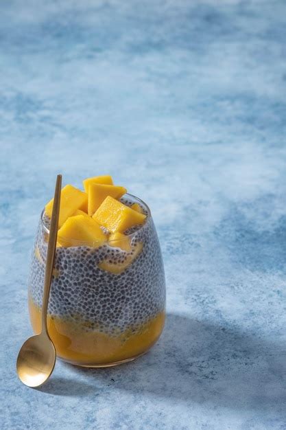 Budín de leche de coco y semillas de chía con puré de mango y mango