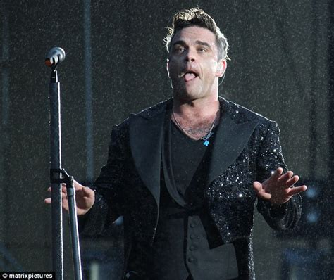 Robbie Williams Strips To His Trunks For Pre Show Bath Before Kicking