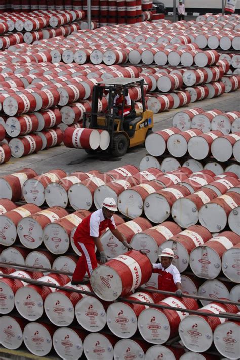 Terminal Pelumas Pertamina Balikpapan Antara Foto