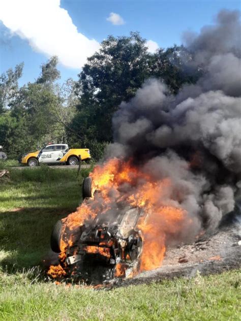 Carro pega fogo após capotar quatro pessoas em Palotina O Presente