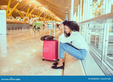 Mujer Negra Trastornada Y Frustrada En El Aeropuerto Con El Canc Del