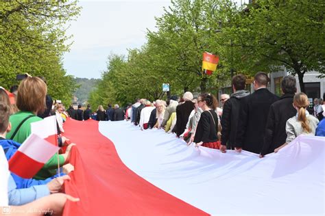 Dzień Flagi 2023 we Włocławku Uroczysty korowód ze stumetrową flagą