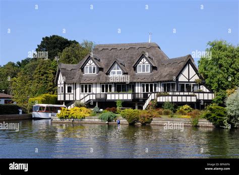 A Thatched House By The River Bure In Horning Norfolk Broads Stock