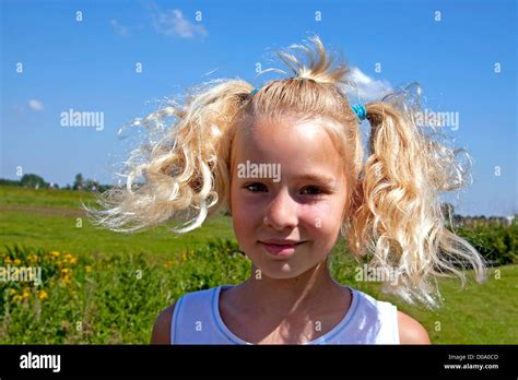 Portrait d une jeune fille blonde hollandaise avec drôle sèche Photo Stock Alamy
