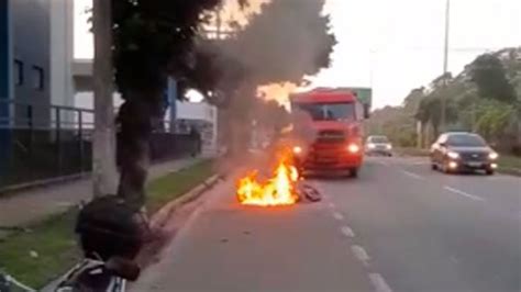 Ipatinga motocicleta pega fogo após colidir carreta veja vídeo