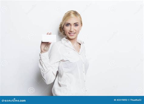 Belle Fille Blonde Tenant La Carte De Visite Professionnelle Vierge De Visite Photo Stock