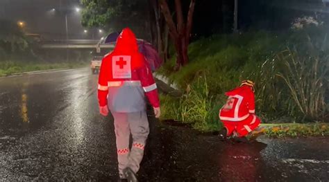 Hombre Se Baja De Bus Y Desaparece Tras Ser Arrastrado Por Fuerte