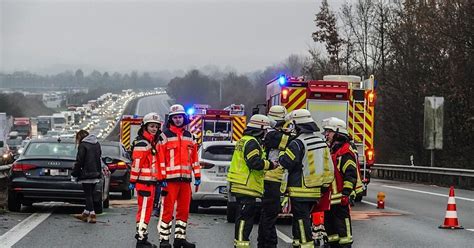 Massenkarambolage Auf Der A2 Autobahn In Bielefeld Blockiert Fahrzeug