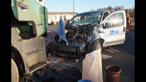 Wypadek Mana i Fiata w miejscowości Kobylnica Koło Słupska 28 11 2018