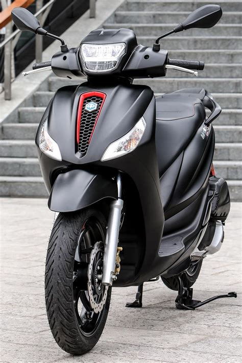 Novità scooter PIAGGIO 2024 EICMA 2023 foto prezzi informazioni schede