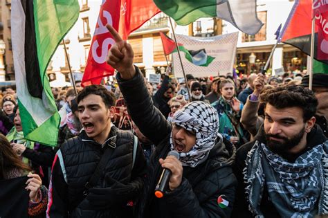 Miles De Personas Se Manifiestan En Madrid Por El Fin De La Guerra En