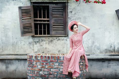 Hot girl dao kéo khoe vẻ đẹp mỹ miều trong tà áo dài dân tộc Báo Dân trí