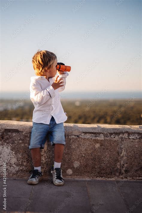 Foto De Jeune Gar On Observe Avec Ses Jumelles Belle Vue En Vacances En