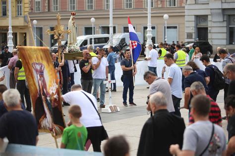 Galerija slika VIDEO Muškarci klečali i molili na trgovima diljem