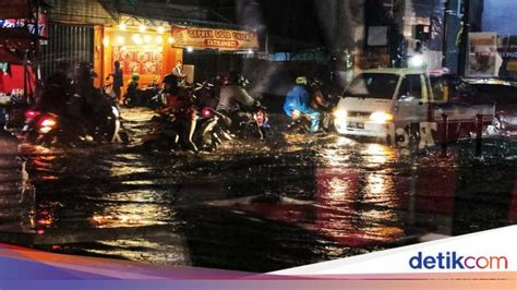 Update Banjir Jakarta 4 Ruas Jalan Dan 4 Rt Masih Tergenang Malam Ini