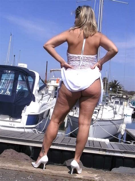 Lisasparrow Shows Off Without Panties PICT Porn Pic