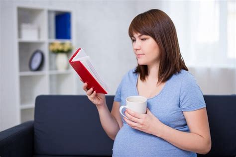 Mujer Embarazada Feliz Leyendo Un Libro Y Bebiendo T O Caf En Casa