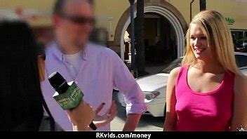 Sexy exhibicionista gfs son pagados en efectivo por un poco de público mierda XVIDEOS