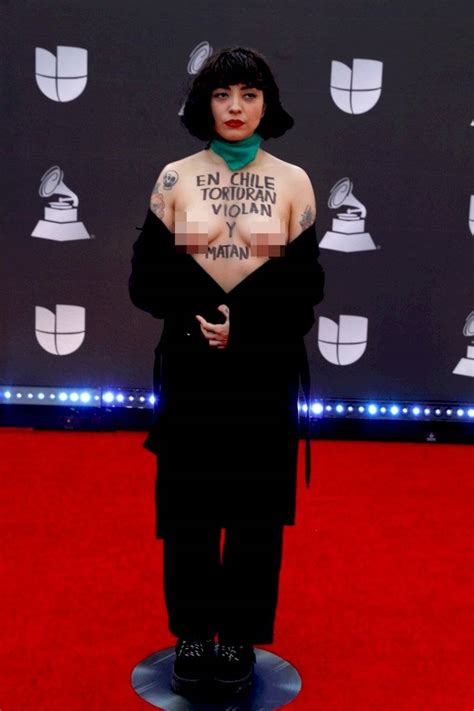 Mon Laferte Hace Topless Como Protesta En Los Latin Grammy