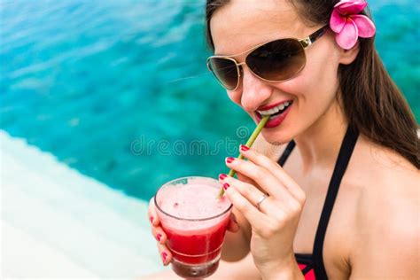 Femme De Touristes En Cocktail Potable De Bikini Rouge à La Plage Photo stock Image du vert