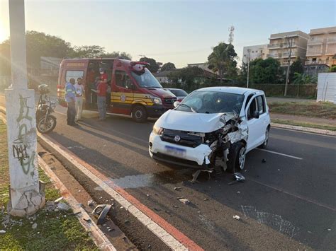 Passageira Fica Ferida Ap S Carro De Aplicativo Bater Em Poste Em Rio