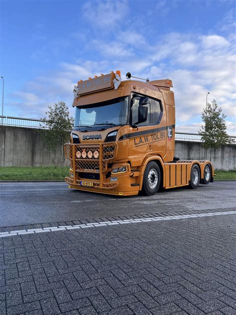 Een Nieuwe Scania R Zwaartransporttrekker Graafmachineverhuur