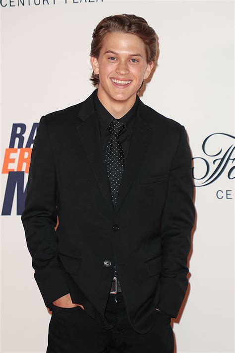 Reese Witherspoon’s Son, Deacon Phillippe, Shows Prom Photos