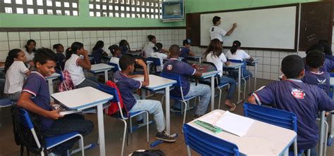 Para Garantir Vaga Pais E M Es Dormem Em Portas De Escolas Em Salvador