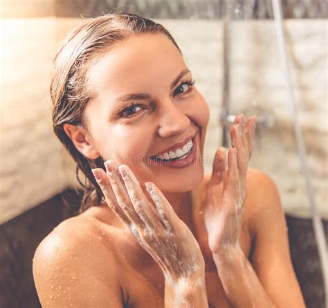 Belle Femme Prenant La Douche Image Stock Image Du Frais D Tendez