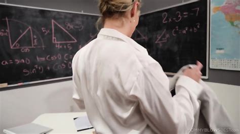 La Profesora Sexy MILF Es Mejor De Rodillas