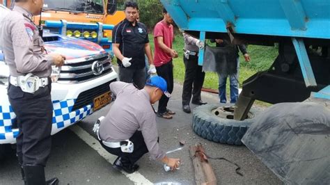 Truk Tabrak Sopir Yang Sedang Betulkan Ban Di Pinggir Tol Jagorawi