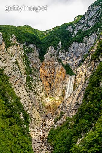 Hike to the Boka Waterfall in the Soca Valley 1405777496 게티이미지뱅크