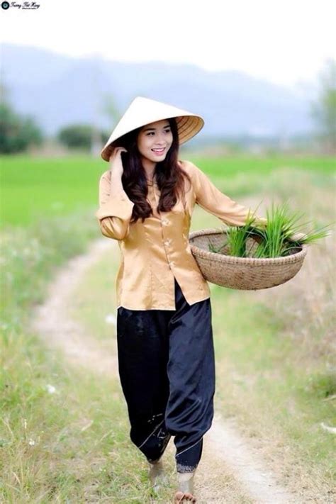 Hot girl xinh đẹp hóa thôn nữ xuống ruộng đi cấy