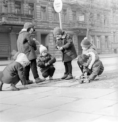 Berlin Spielende Kinder In Berlin Der Ehemaligen Hauptstadt Der DDR