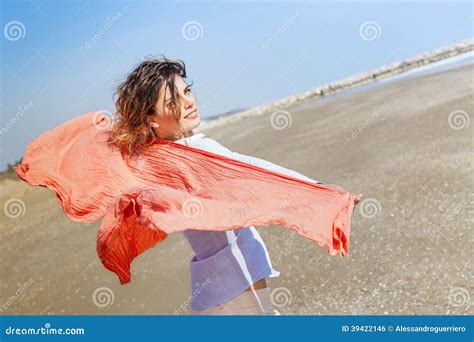 Ragazza Con La Sciarpa Rossa Sulla Spiaggia Fotografia Stock Immagine