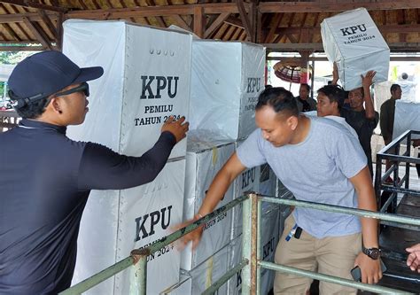 KPU Was Was Saat Pendistribusian Logistik Pemilu Ke Nusa Penida Warta