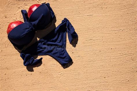 Granadas Rojas En Forma De Pechos Y Hembras De Bikini Sobre Arena Amarilla Vacaciones En El Mar