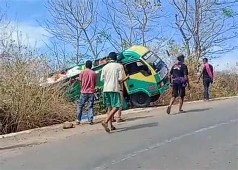 Tak Kuat Nanjak Truk Bermuatan Bawang Merah Terperosok Di Kananta