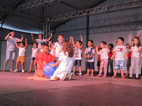 Crian As Sobem Ao Palco Em Estrela Grupo A Hora