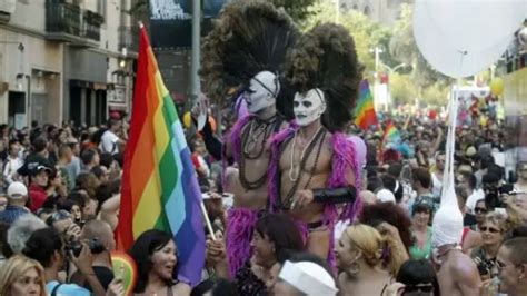 Música drags y alegría durante el desfile del orgullo gay en Barcelona