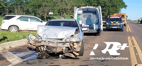 GUARANIAÇU Acidente no trevo de acesso ao município deixa três vítimas