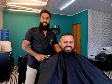 Em barbearia que só atende homem fiel o que não falta é história