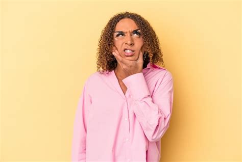 Jovem Transexual Latina Isolada Em Fundo Amarelo Uma Forte Dor De Dentes Dor Molar Foto