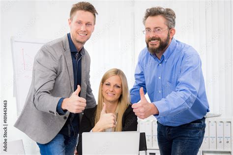 Zufrieden Arbeitskollegen Zeigen Motiviert Den Daumen Hoch Stock Photo