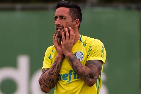 Barrios garante permanência no Palmeiras e fala em ganhar títulos