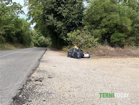 Rifiuti Abbandonati Lungo La Strada Tra Narni E Sant Urbano