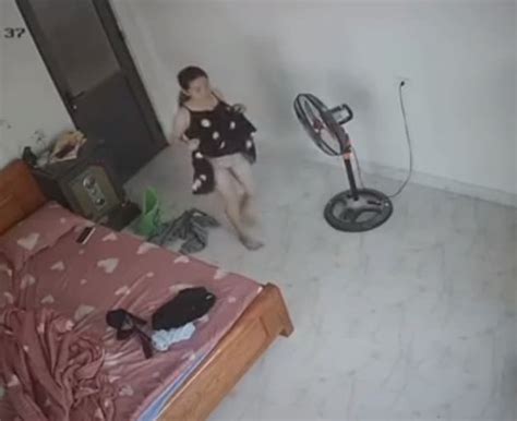 Clip sex hack camera trong phòng xem chị gái thay đồ PheVKL