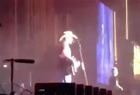 Pray For Las Vegas Terrifying Moment Jason Aldean Sprints Off Stage